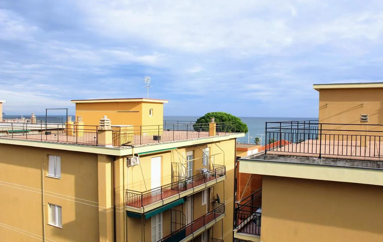 Renesmee Beach Apartment Pietra Ligure