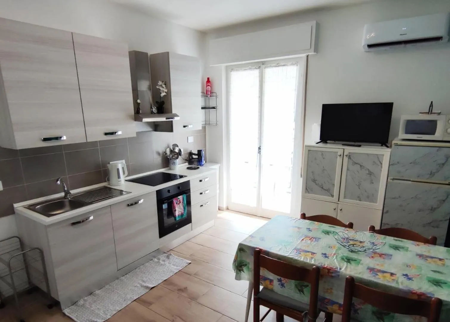 Renesmee Beach Apartment Pietra Ligure Italien